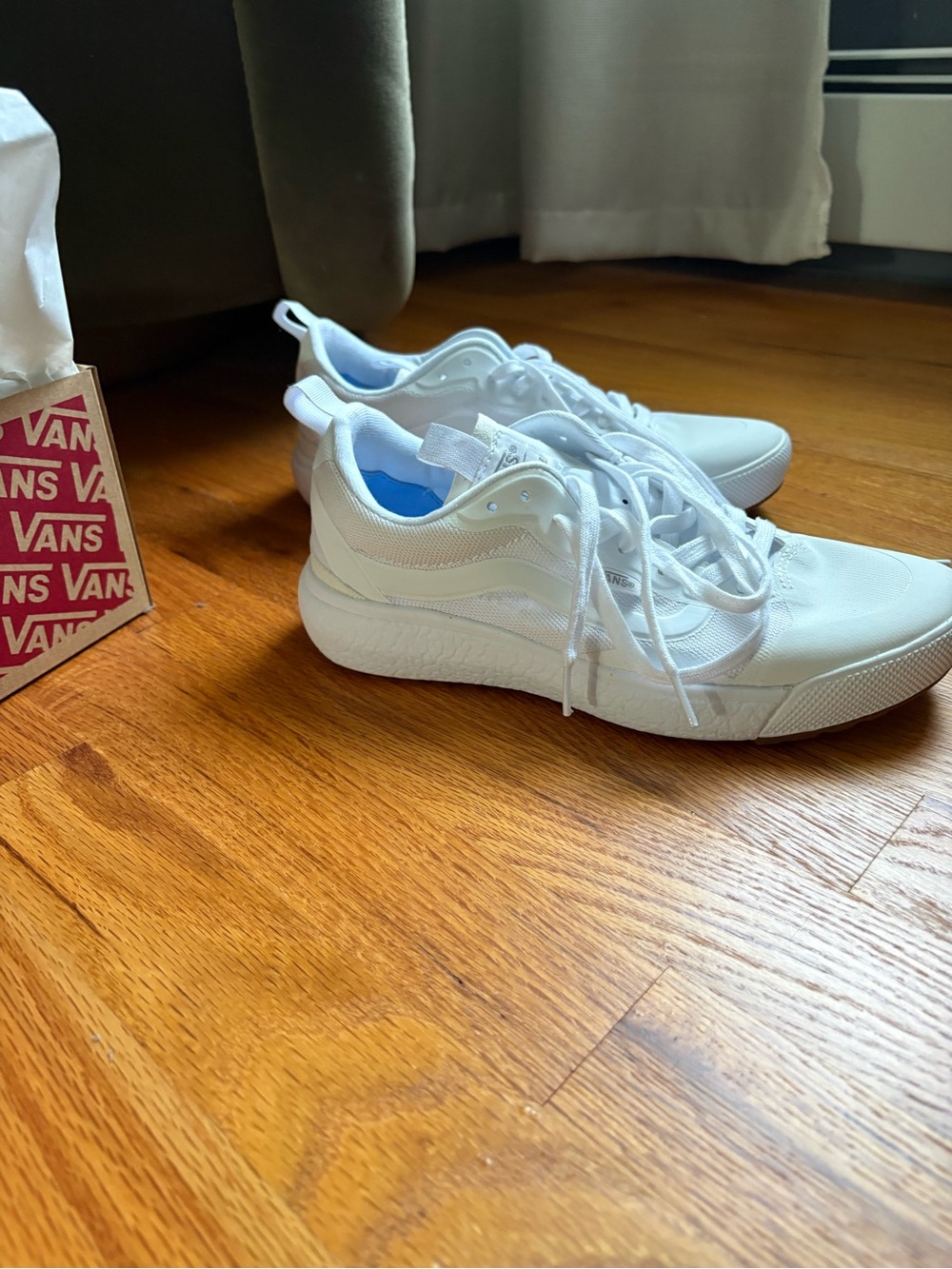 Vans women’s White Low-Top Lace-Up Sneakers